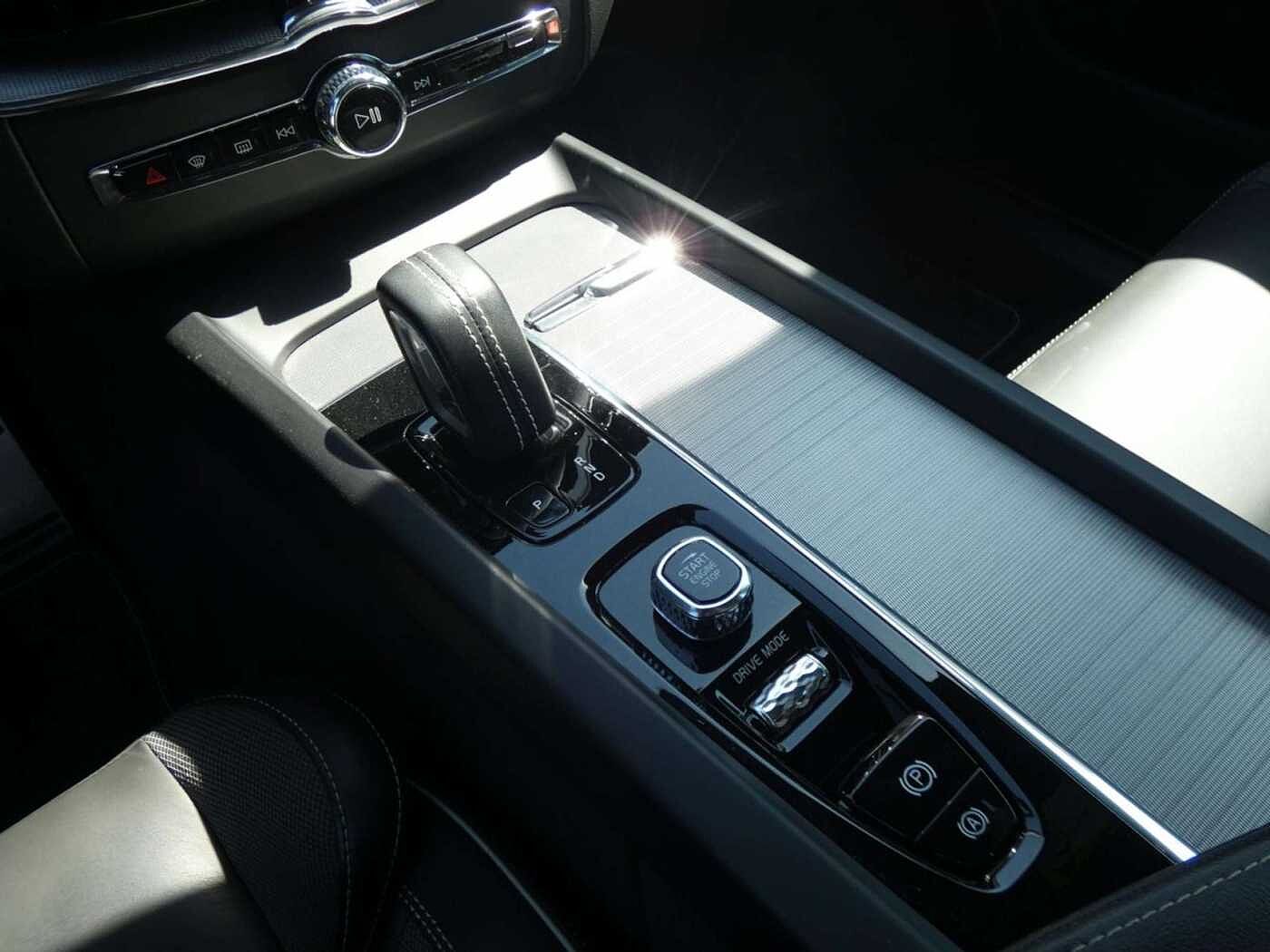 Volvo  B4 AWD R-Design Klima Navi Rückfahrkamera